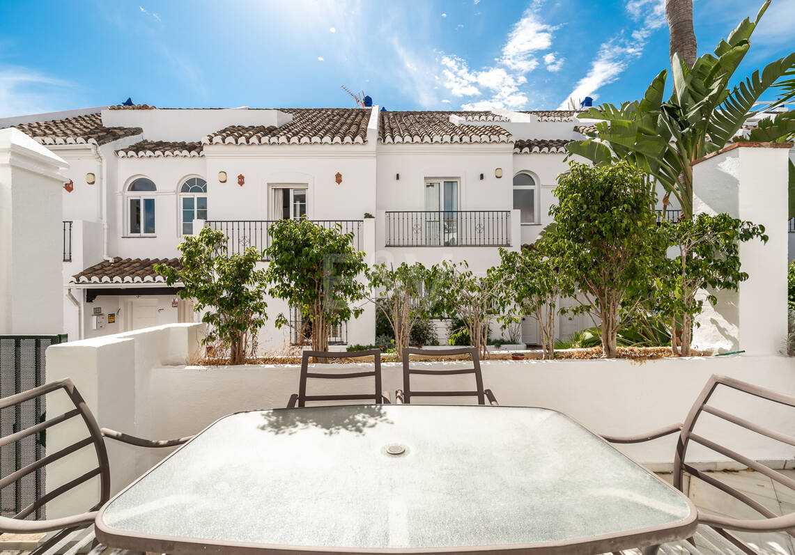 Amplia casa adosada en esquina con potencial de inversión en Arco Iris, Milla de Oro de Marbella