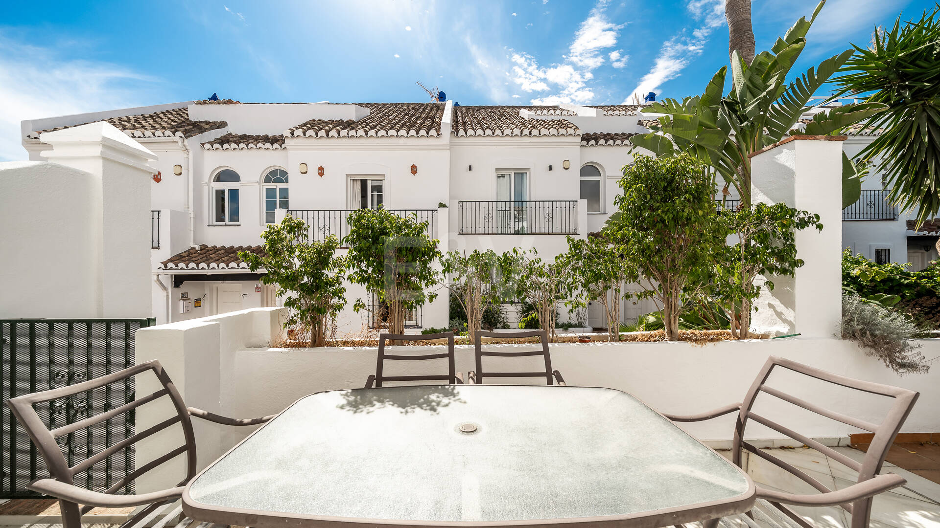 Amplia casa adosada en esquina con potencial de inversión en Arco Iris, Milla de Oro de Marbella