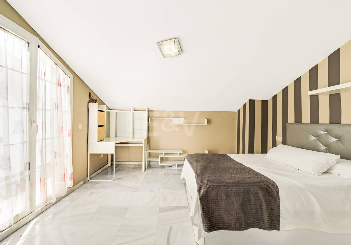 Amplia casa adosada en esquina con potencial de inversión en Arco Iris, Milla de Oro de Marbella