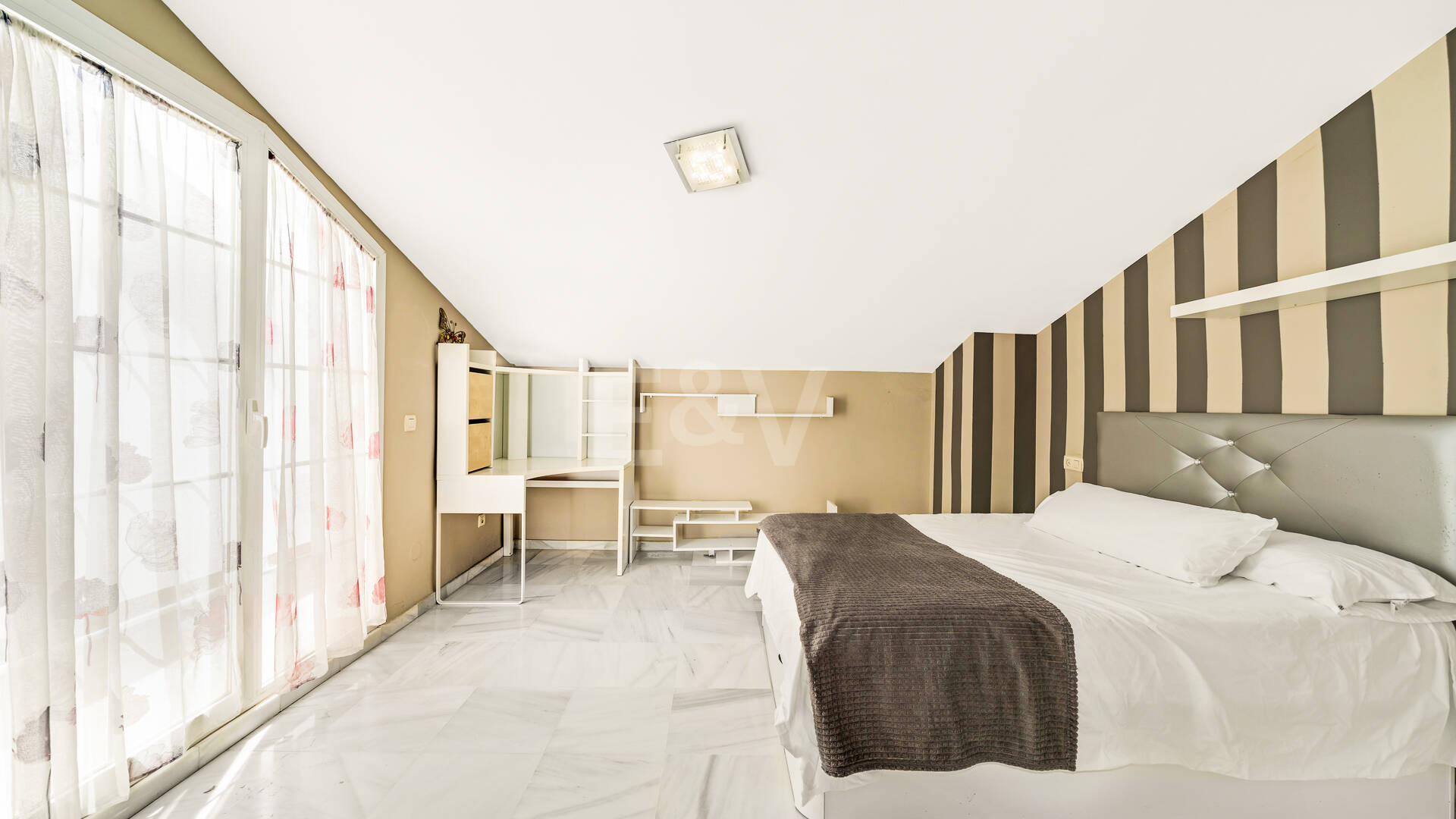 Amplia casa adosada en esquina con potencial de inversión en Arco Iris, Milla de Oro de Marbella