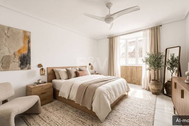 Amplia casa adosada en esquina con potencial de inversión en Arco Iris, Milla de Oro de Marbella