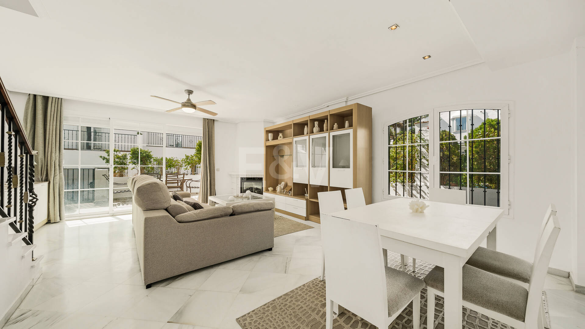 Amplia casa adosada en esquina con potencial de inversión en Arco Iris, Milla de Oro de Marbella