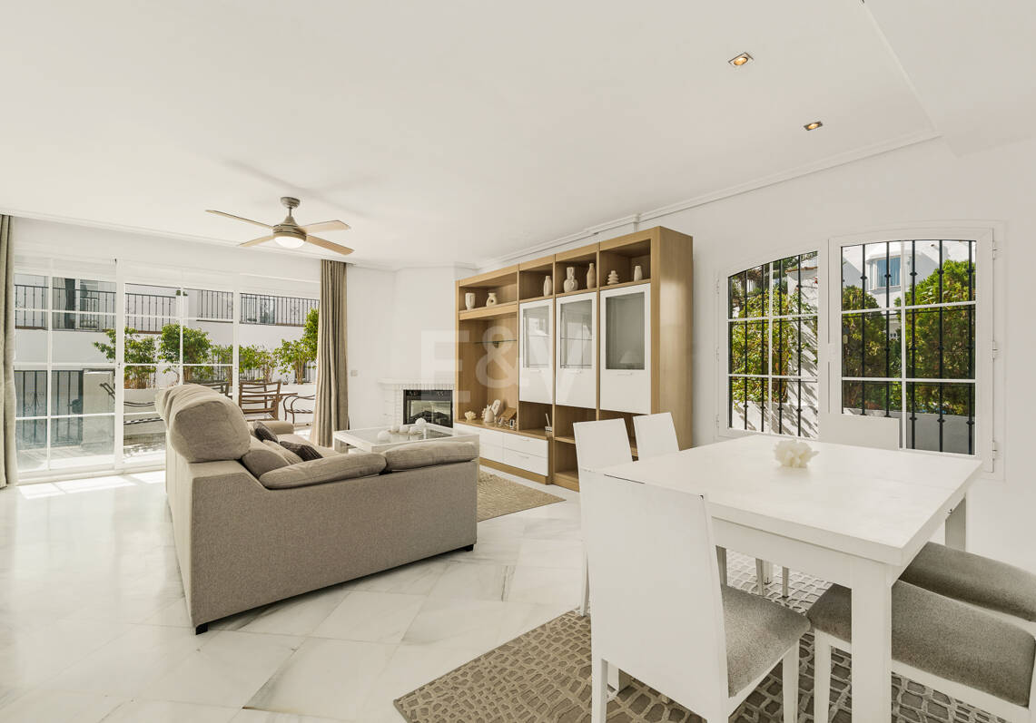 Amplia casa adosada en esquina con potencial de inversión en Arco Iris, Milla de Oro de Marbella