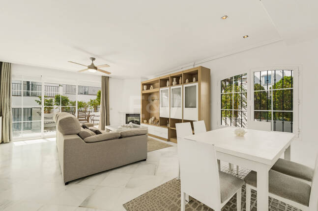 Amplia casa adosada en esquina con potencial de inversión en Arco Iris, Milla de Oro de Marbella