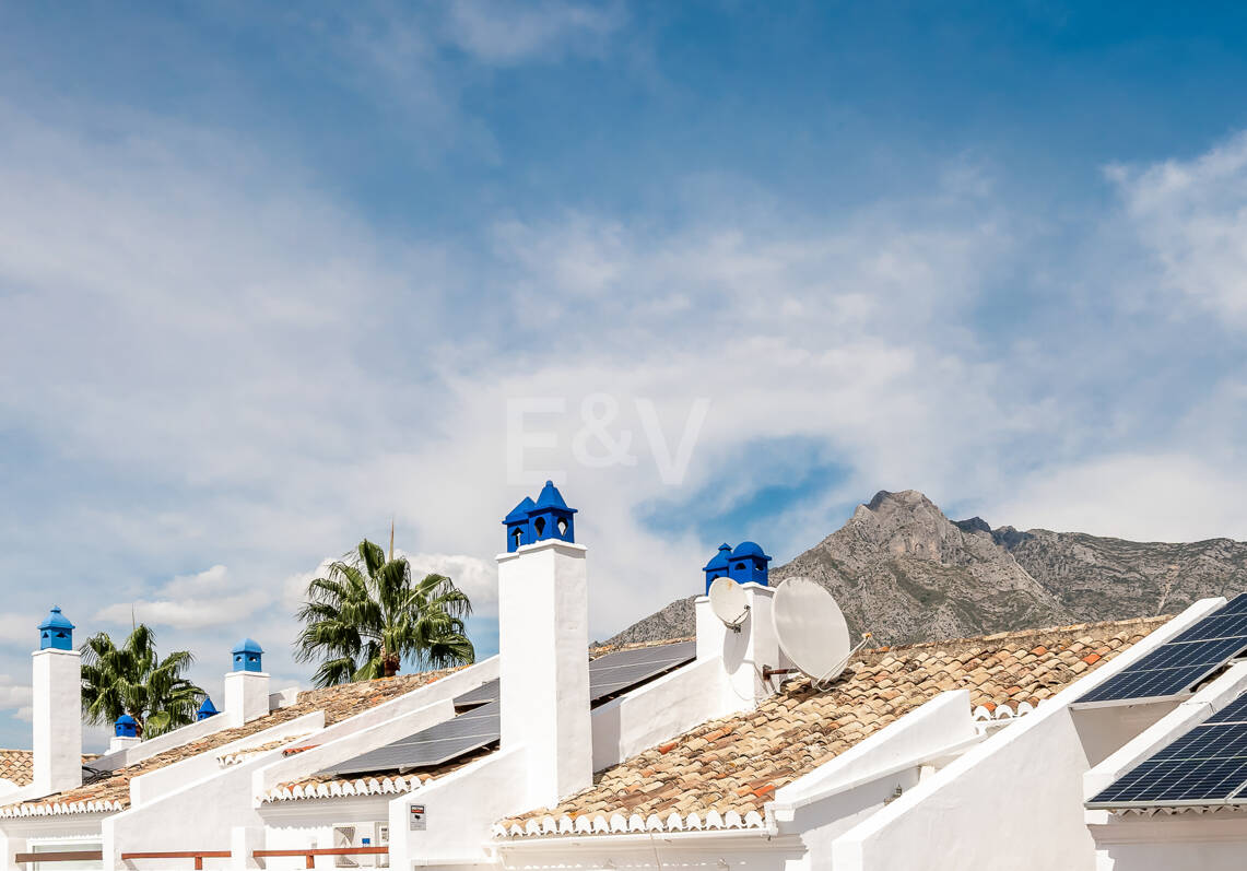 Amplia casa adosada en esquina con potencial de inversión en Arco Iris, Milla de Oro de Marbella