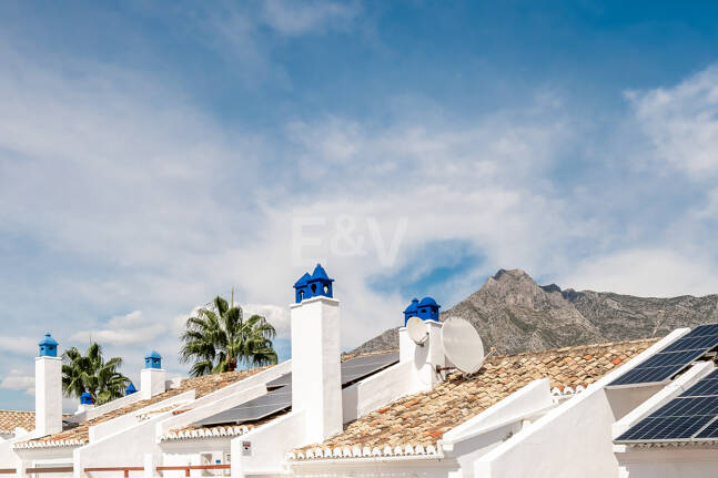 Amplia casa adosada en esquina con potencial de inversión en Arco Iris, Milla de Oro de Marbella