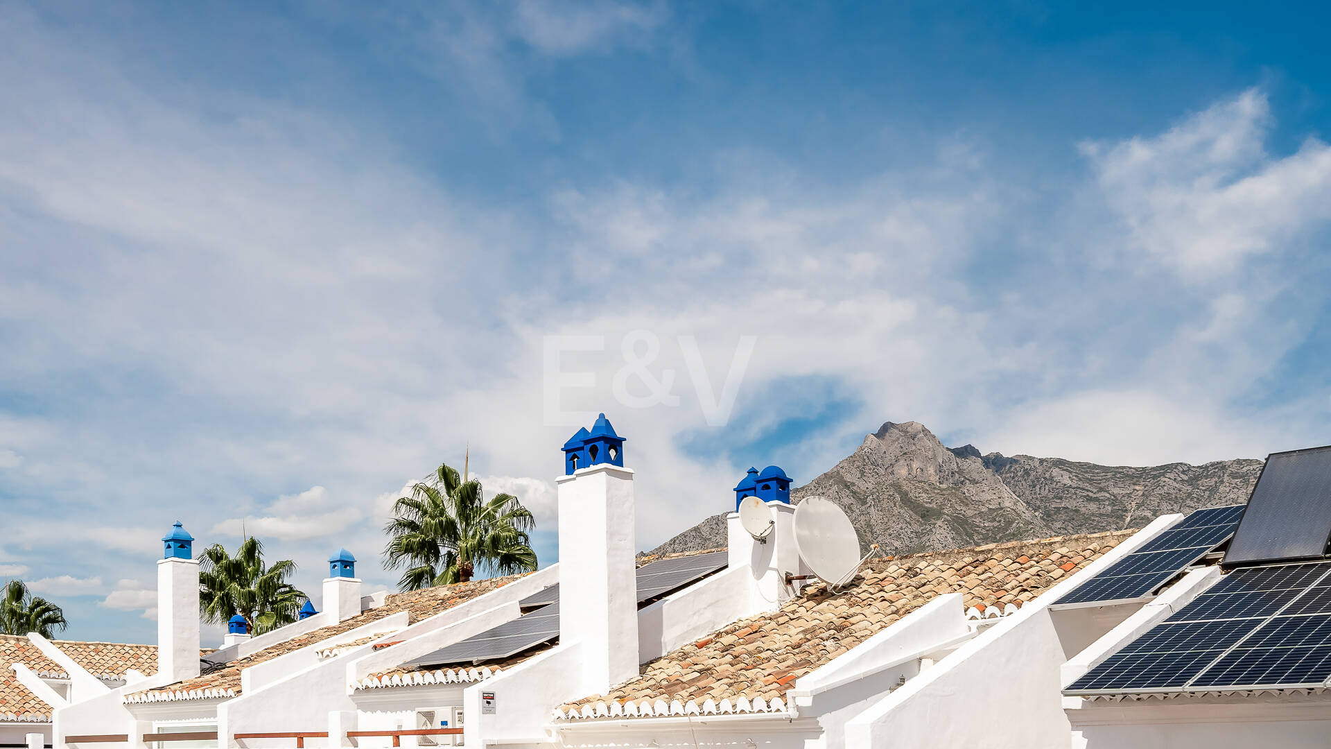 Amplia casa adosada en esquina con potencial de inversión en Arco Iris, Milla de Oro de Marbella