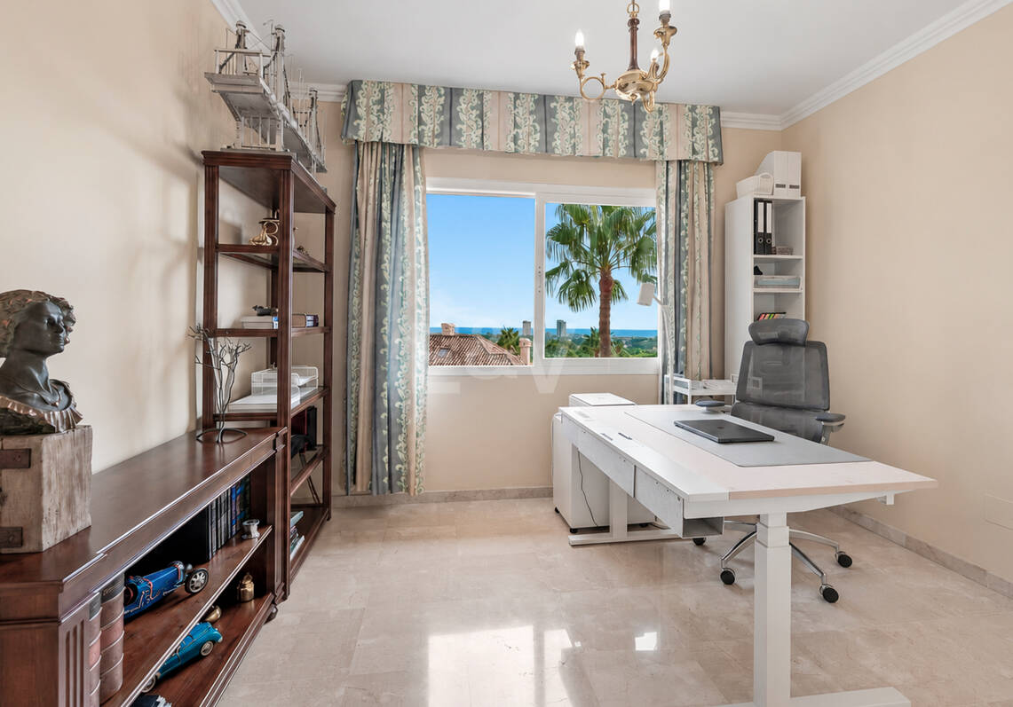 Spacieux appartement de 3 chambres avec vue sur la mer Méditerranée à Elviria Hills