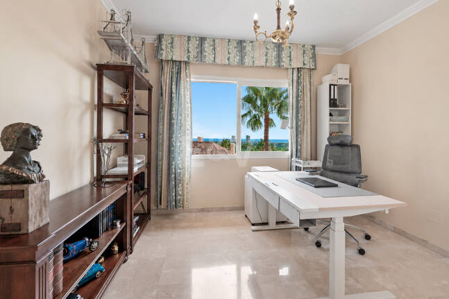 Spacieux appartement de 3 chambres avec vue sur la mer Méditerranée à Elviria Hills