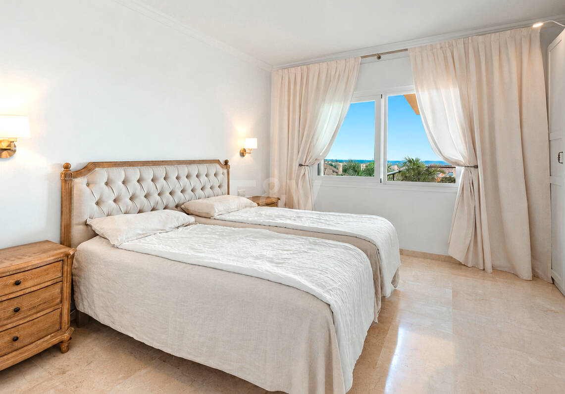 Spacieux appartement de 3 chambres avec vue sur la mer Méditerranée à Elviria Hills