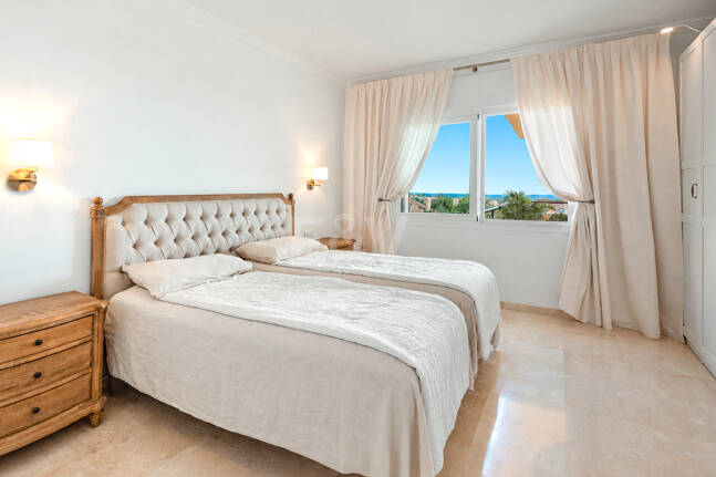 Spacieux appartement de 3 chambres avec vue sur la mer Méditerranée à Elviria Hills