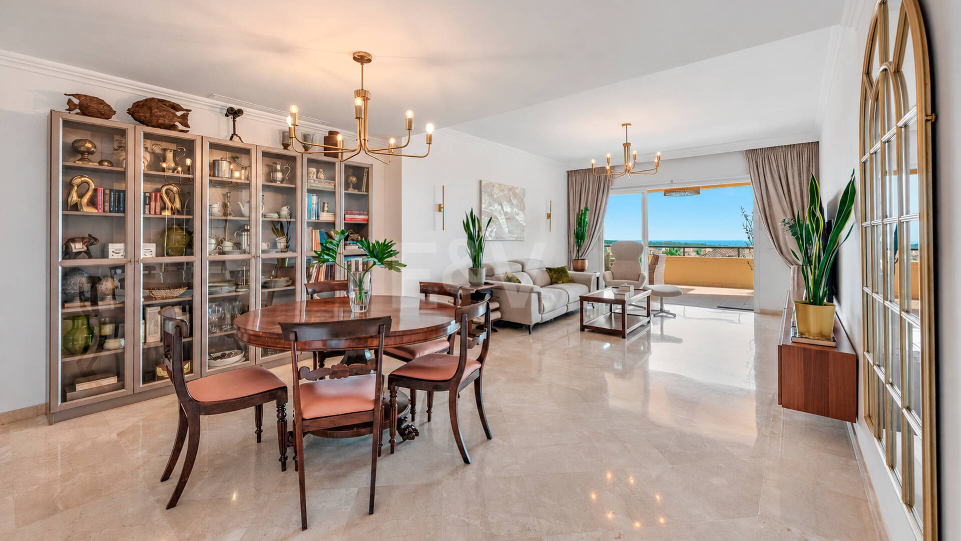 Spacieux appartement de 3 chambres avec vue sur la mer Méditerranée à Elviria Hills