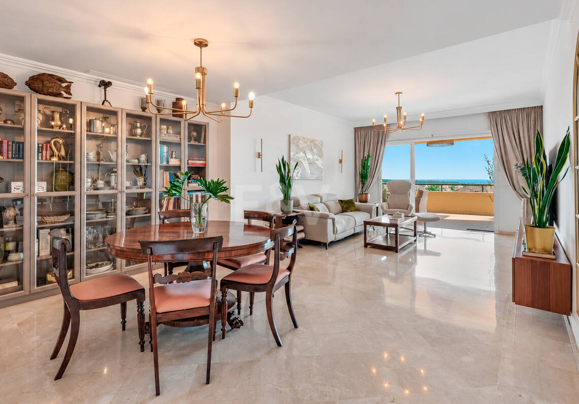 Spacieux appartement de 3 chambres avec vue sur la mer Méditerranée à Elviria Hills