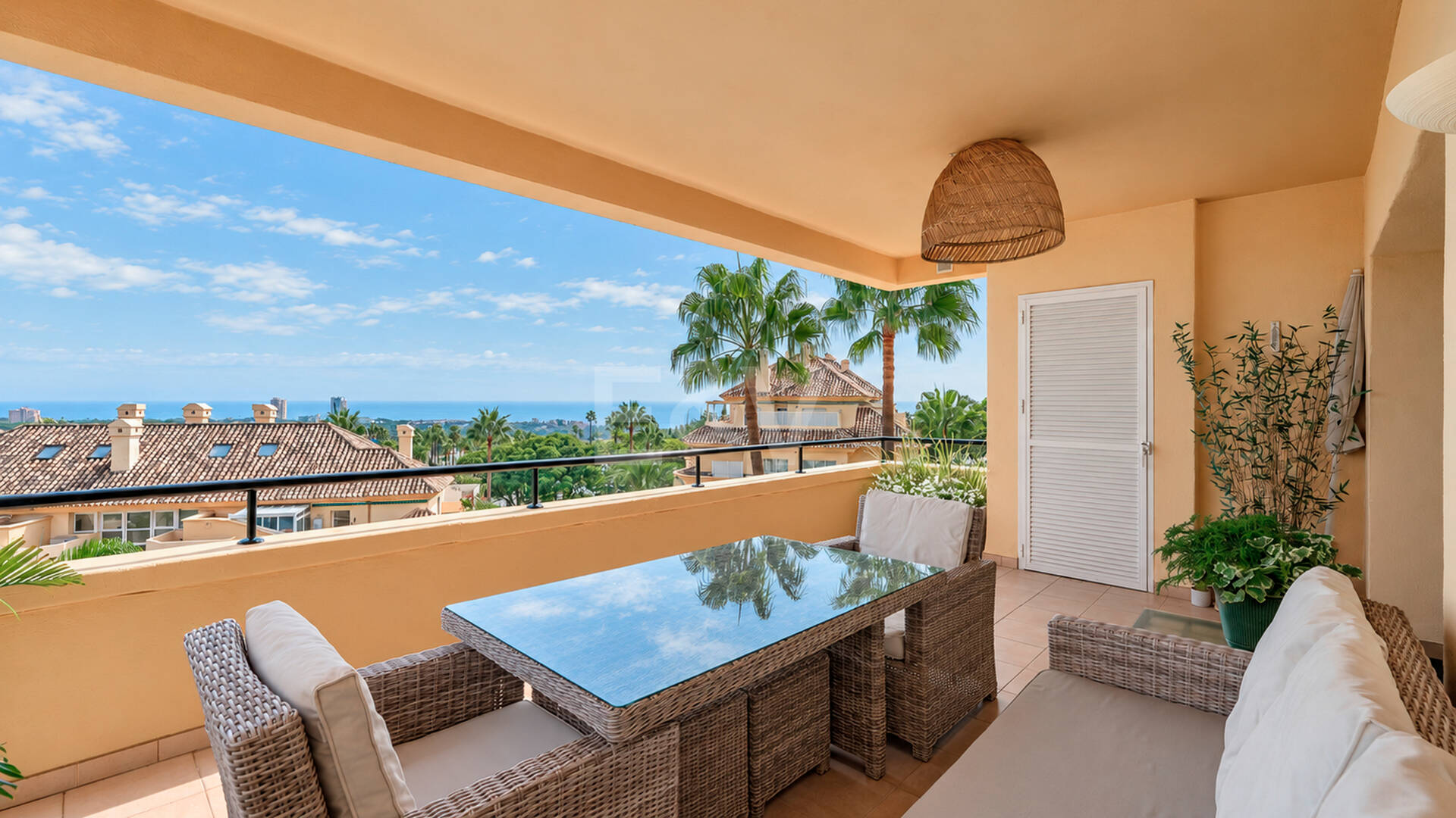 Spacieux appartement de 3 chambres avec vue sur la mer Méditerranée à Elviria Hills