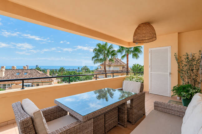 Spacieux appartement de 3 chambres avec vue sur la mer Méditerranée à Elviria Hills