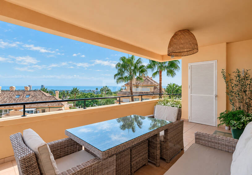 Spacieux appartement de 3 chambres avec vue sur la mer Méditerranée à Elviria Hills