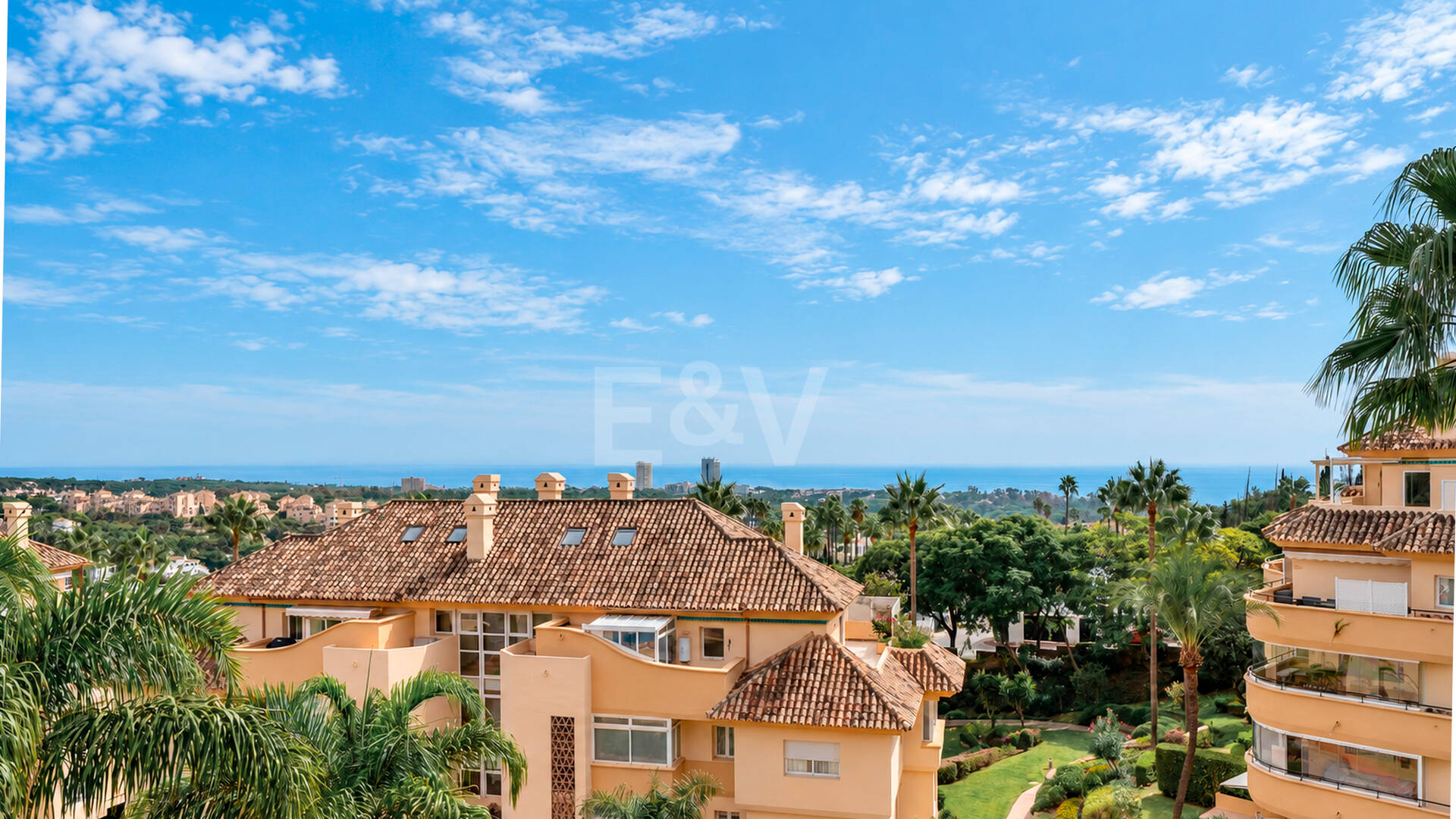 Spacieux appartement de 3 chambres avec vue sur la mer Méditerranée à Elviria Hills