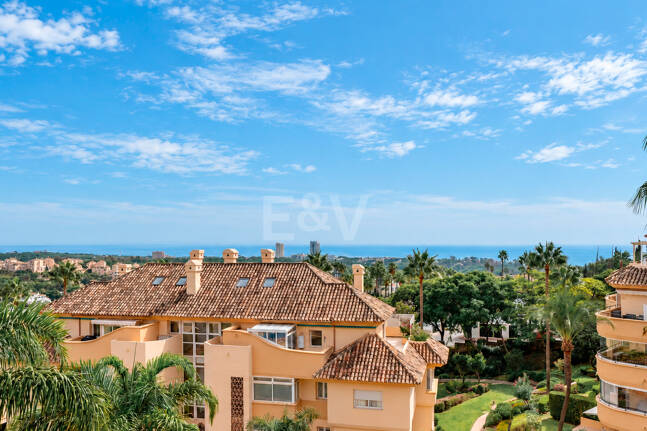 Spacieux appartement de 3 chambres avec vue sur la mer Méditerranée à Elviria Hills