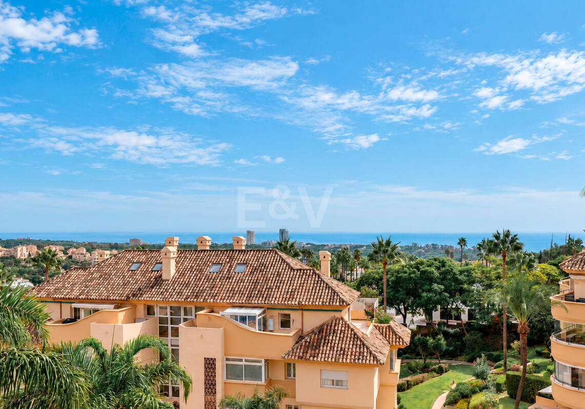 Spacieux appartement de 3 chambres avec vue sur la mer Méditerranée à Elviria Hills