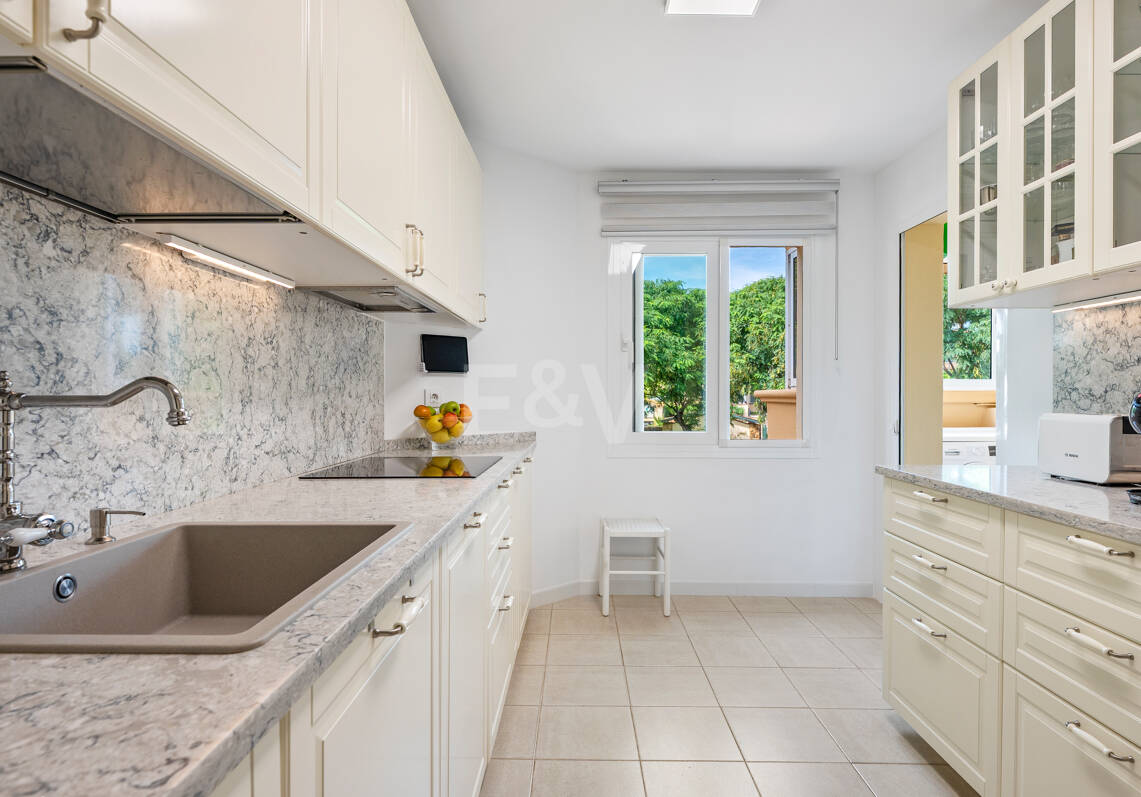Spacieux appartement de 3 chambres avec vue sur la mer Méditerranée à Elviria Hills