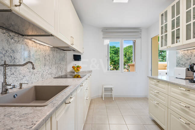 Spacieux appartement de 3 chambres avec vue sur la mer Méditerranée à Elviria Hills