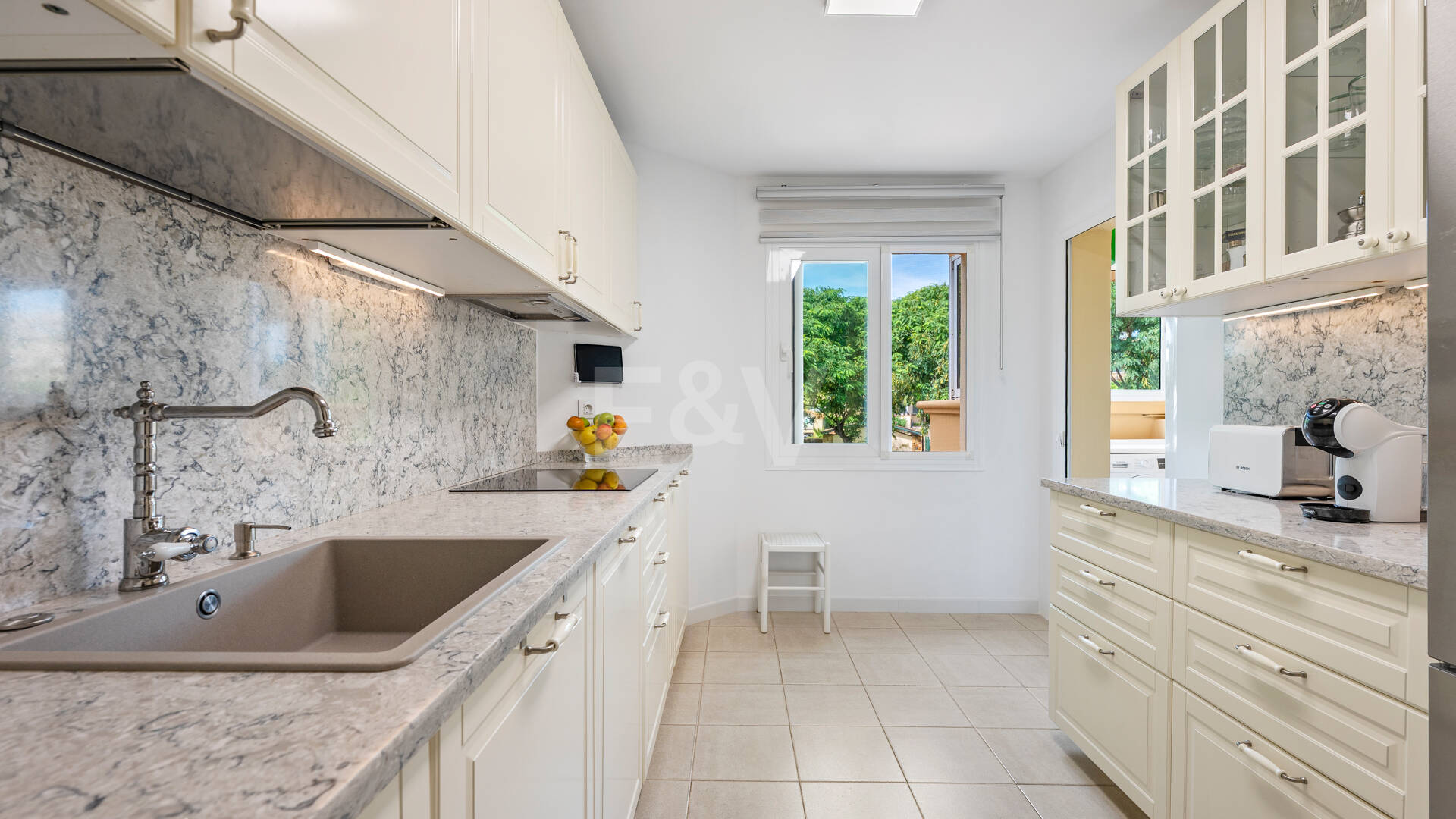 Spacieux appartement de 3 chambres avec vue sur la mer Méditerranée à Elviria Hills