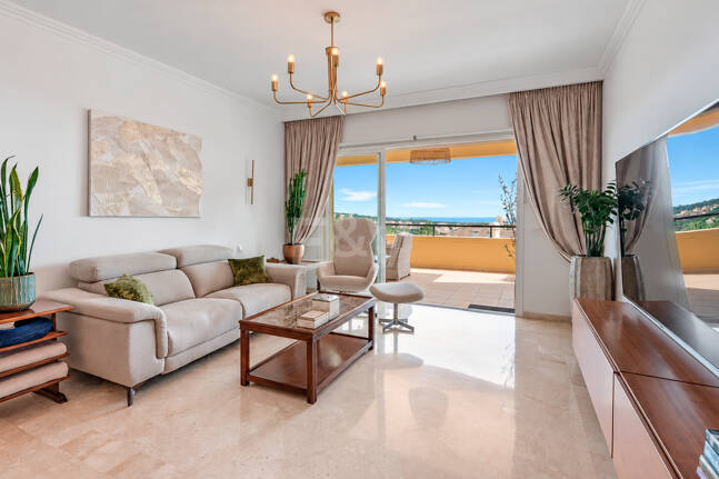 Spacieux appartement de 3 chambres avec vue sur la mer Méditerranée à Elviria Hills