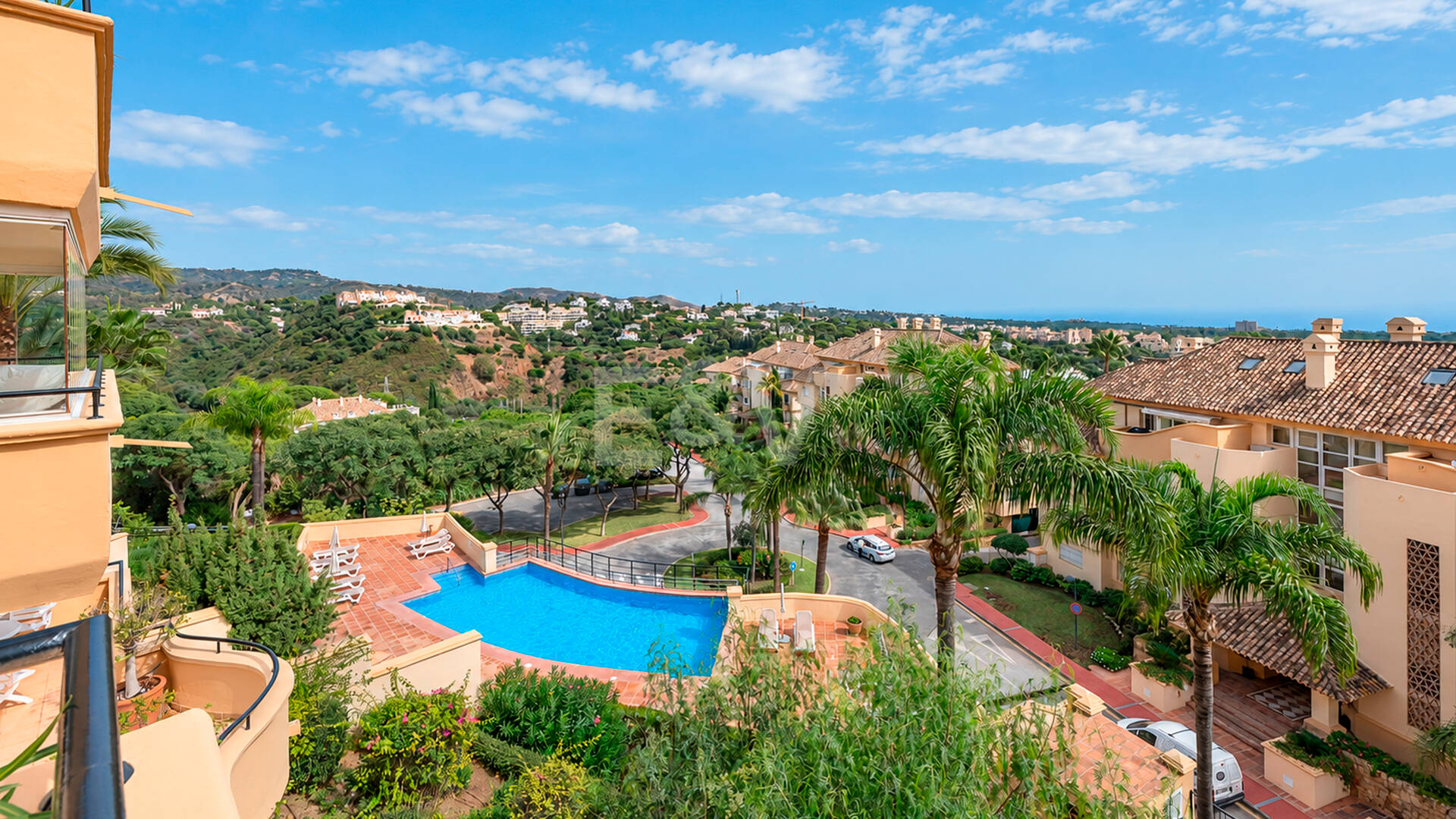 Spacieux appartement de 3 chambres avec vue sur la mer Méditerranée à Elviria Hills