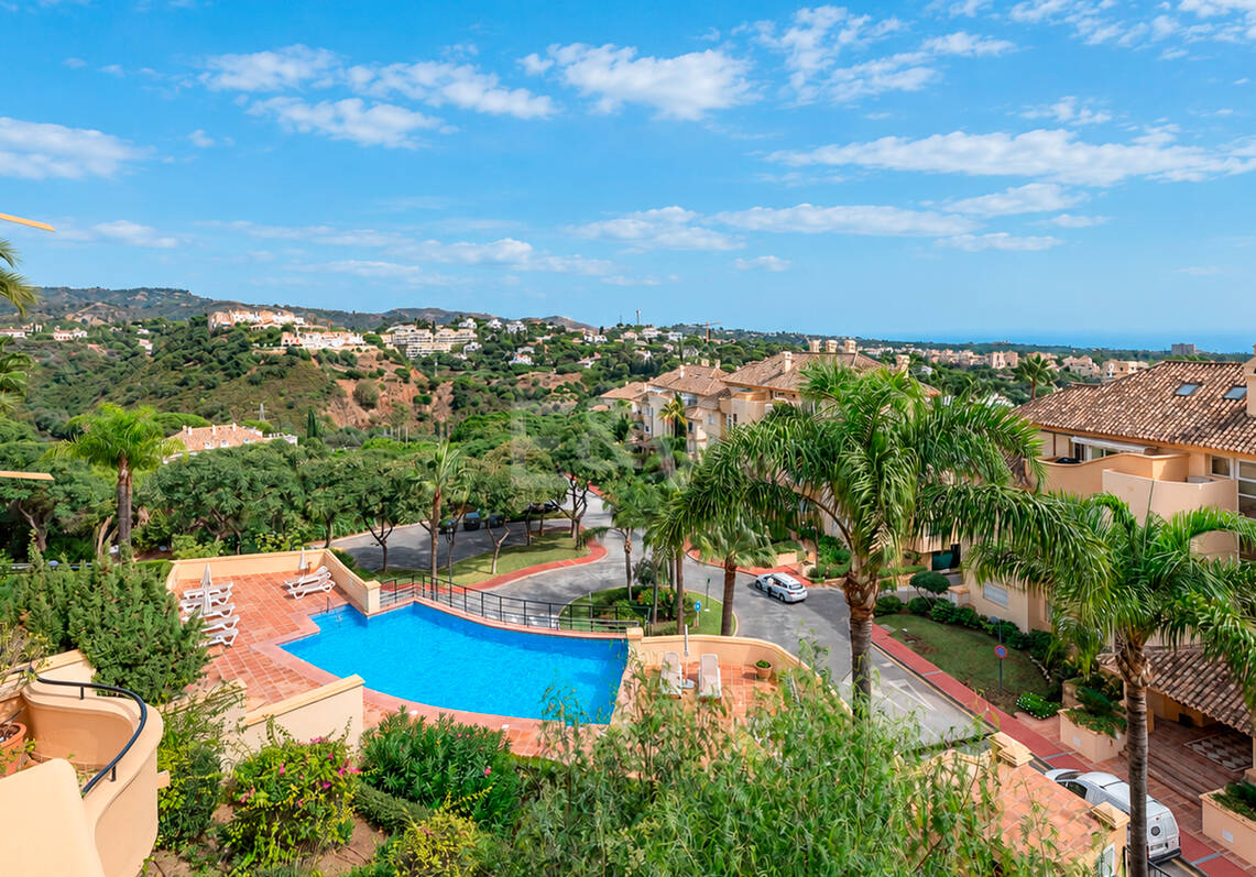Spacieux appartement de 3 chambres avec vue sur la mer Méditerranée à Elviria Hills