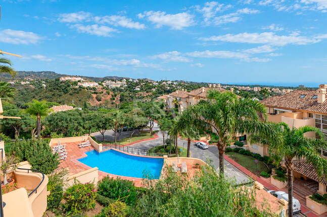 Spacieux appartement de 3 chambres avec vue sur la mer Méditerranée à Elviria Hills