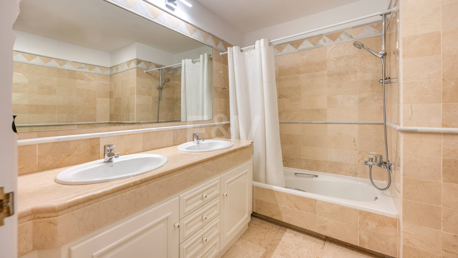 Spacieux appartement de 3 chambres avec vue sur la mer Méditerranée à Elviria Hills
