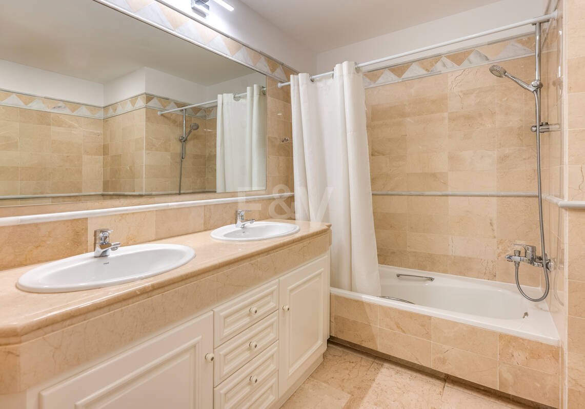 Spacieux appartement de 3 chambres avec vue sur la mer Méditerranée à Elviria Hills