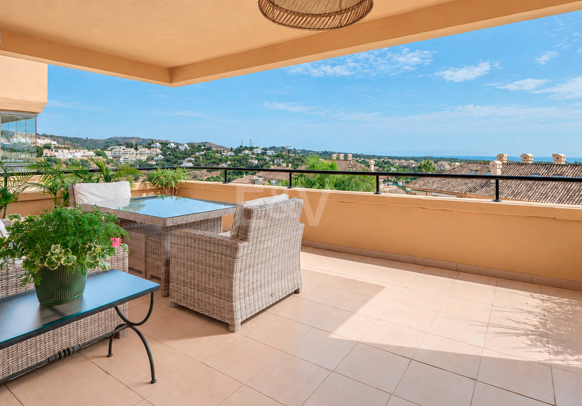 Spacieux appartement de 3 chambres avec vue sur la mer Méditerranée à Elviria Hills