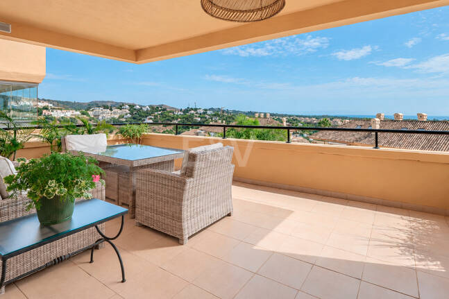 Spacieux appartement de 3 chambres avec vue sur la mer Méditerranée à Elviria Hills