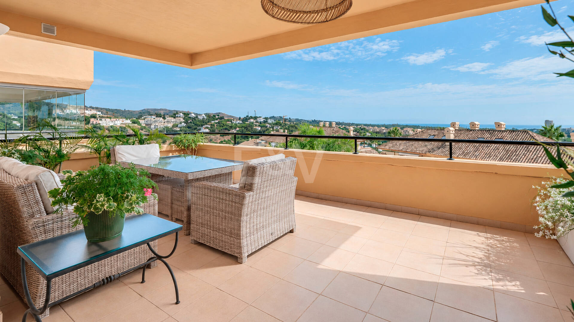 Spacieux appartement de 3 chambres avec vue sur la mer Méditerranée à Elviria Hills