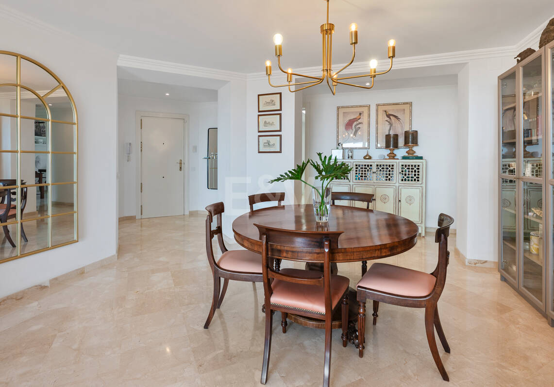 Spacieux appartement de 3 chambres avec vue sur la mer Méditerranée à Elviria Hills