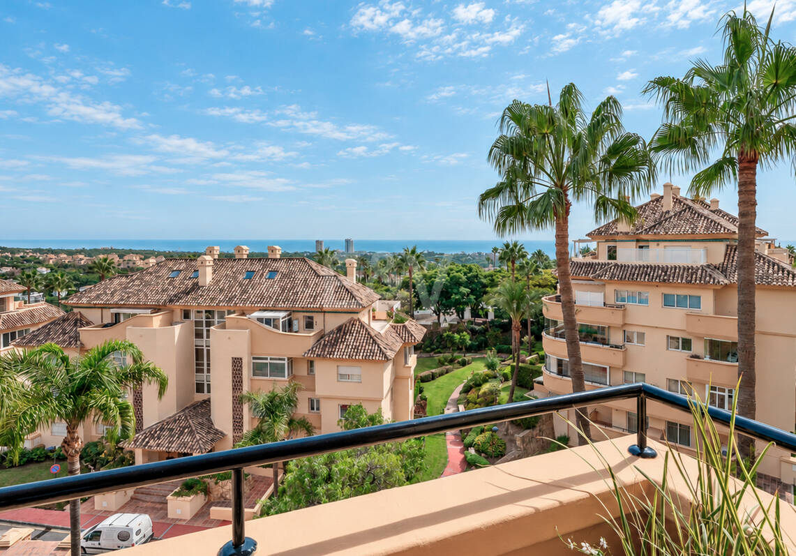 Spacieux appartement de 3 chambres avec vue sur la mer Méditerranée à Elviria Hills