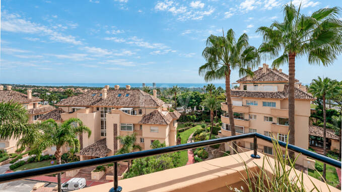 Spacieux appartement de 3 chambres avec vue sur la mer Méditerranée à Elviria Hills