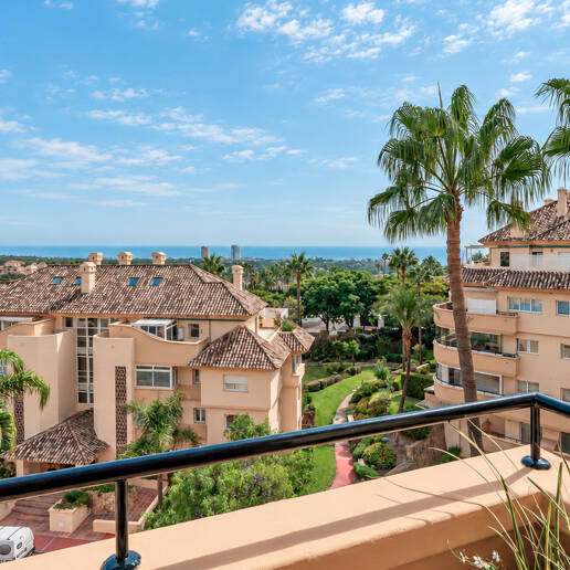 Spacieux appartement de 3 chambres avec vue sur la mer Méditerranée à Elviria Hills