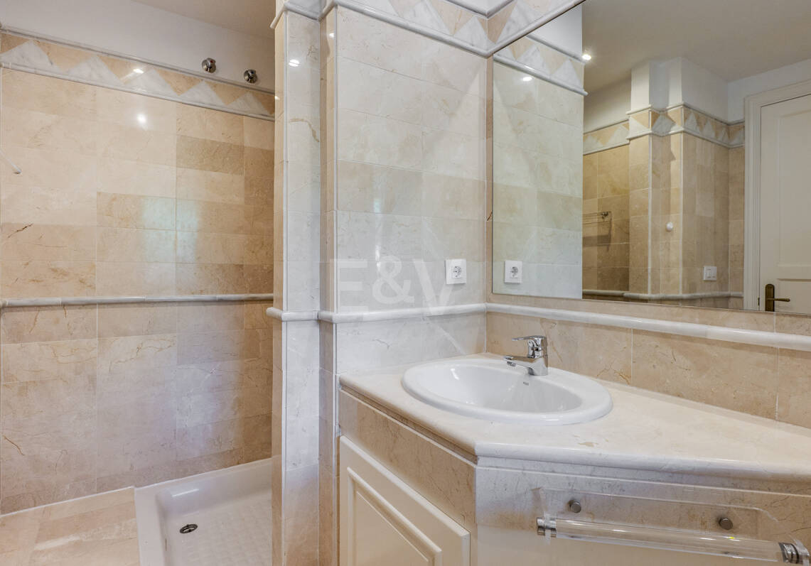 Spacieux appartement de 3 chambres avec vue sur la mer Méditerranée à Elviria Hills