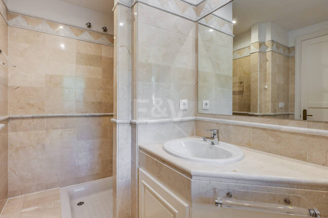 Spacieux appartement de 3 chambres avec vue sur la mer Méditerranée à Elviria Hills