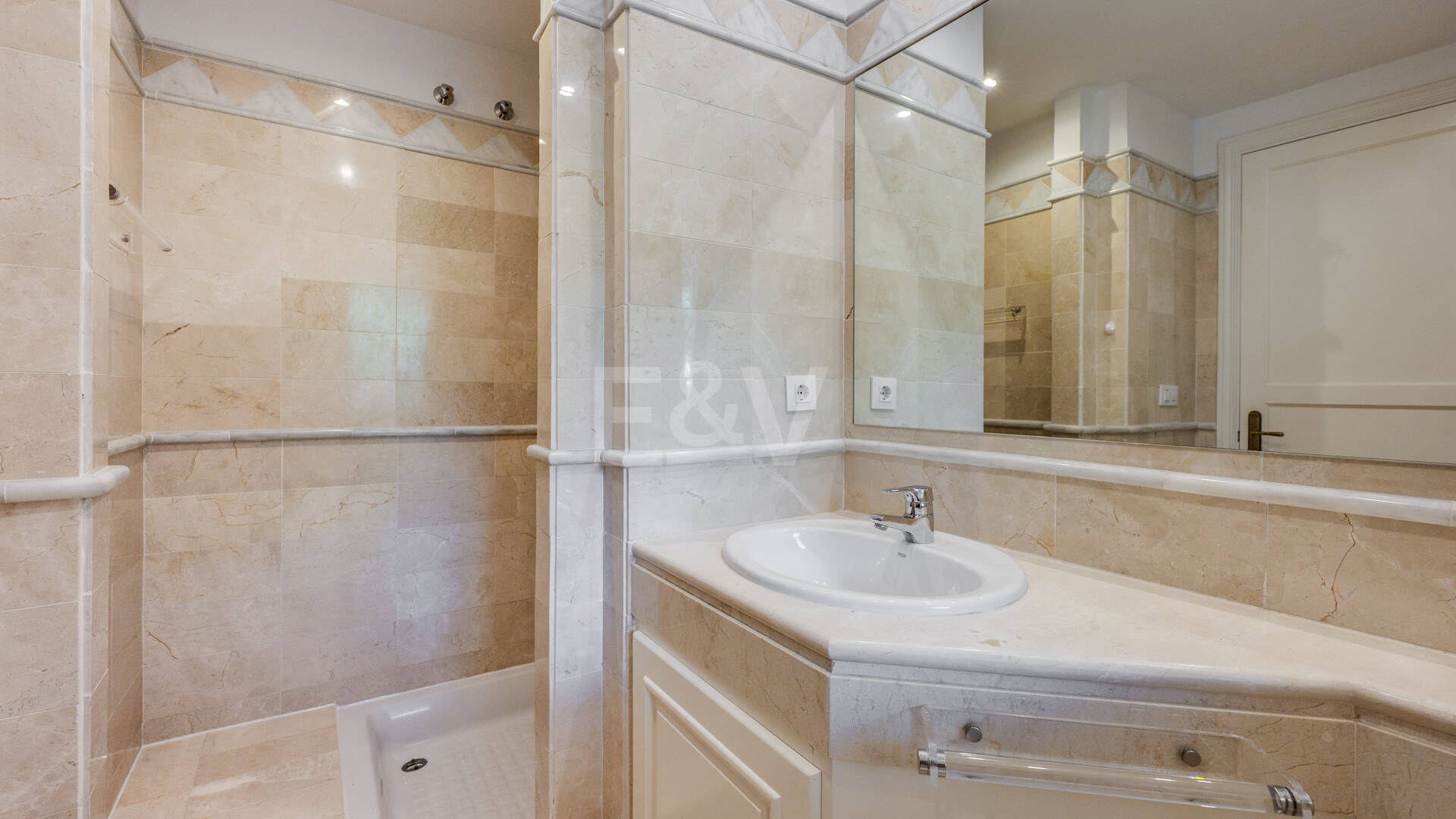 Spacieux appartement de 3 chambres avec vue sur la mer Méditerranée à Elviria Hills