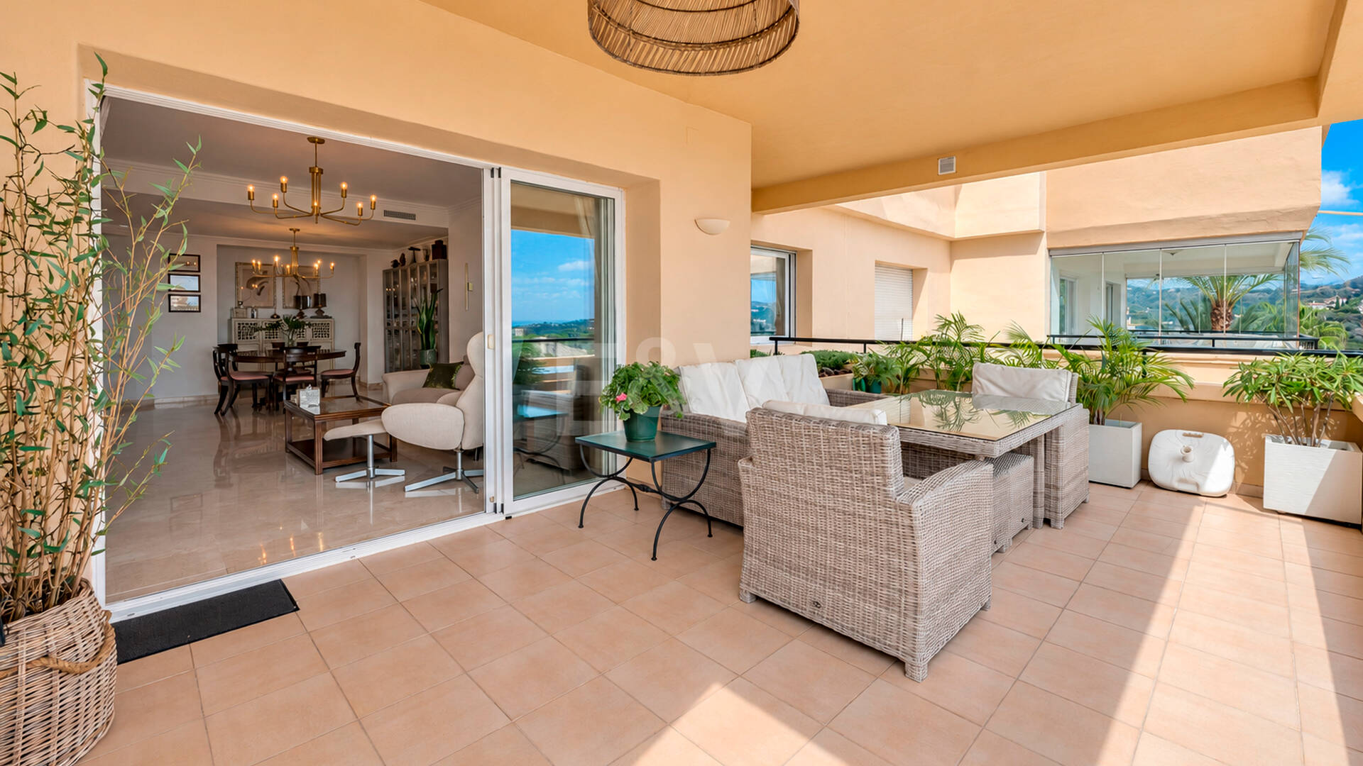 Spacieux appartement de 3 chambres avec vue sur la mer Méditerranée à Elviria Hills