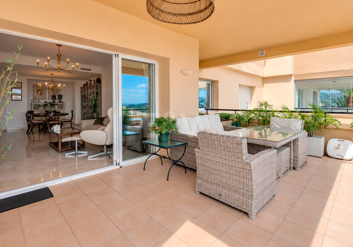 Spacieux appartement de 3 chambres avec vue sur la mer Méditerranée à Elviria Hills