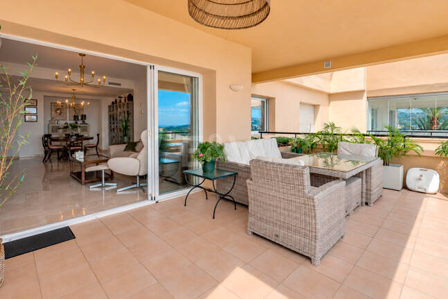 Spacieux appartement de 3 chambres avec vue sur la mer Méditerranée à Elviria Hills