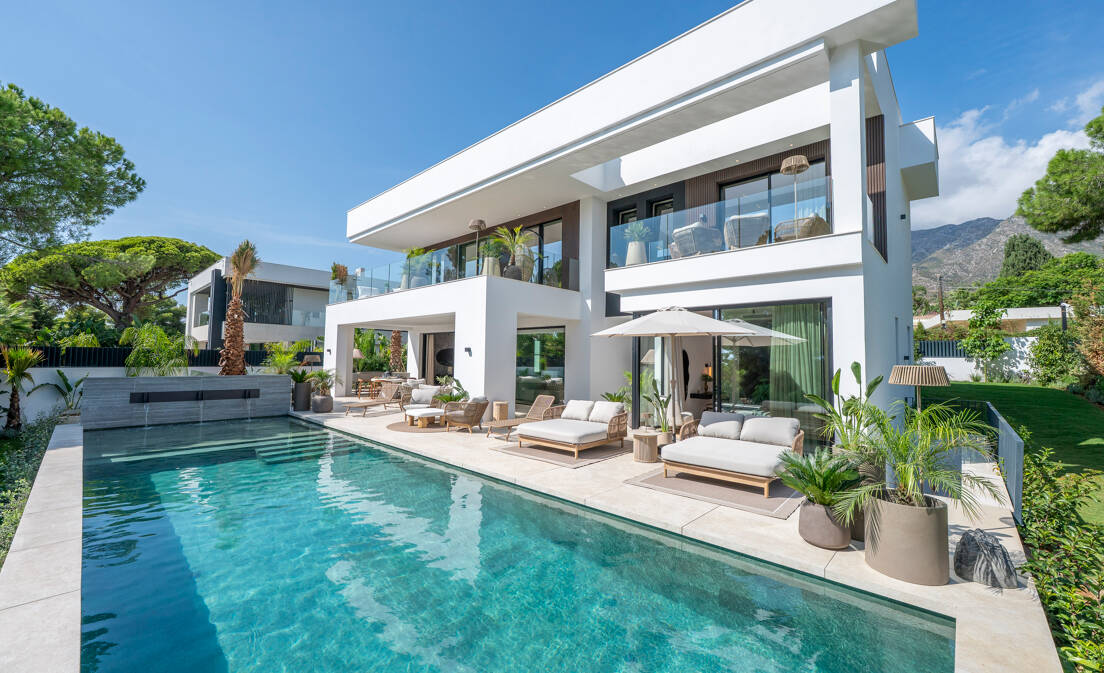 Esta exquisita villa, situada en Nagüeles, una de las más solicitadas zonas residenciales de Marbella es una verdadera obra maestra...
