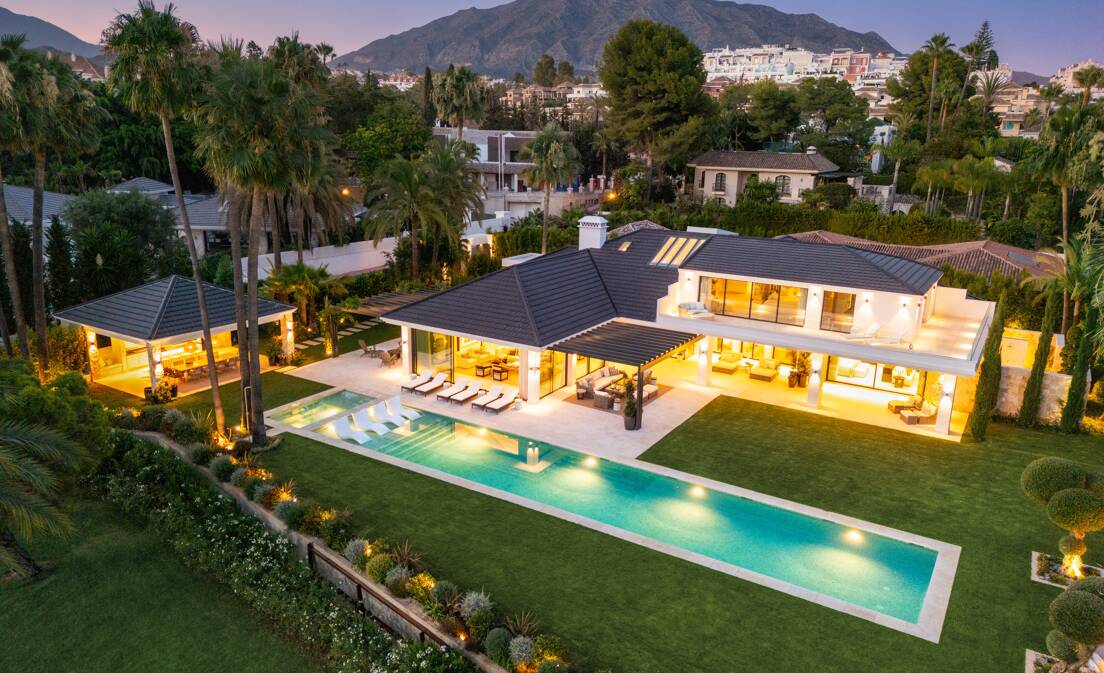 Ubicada en una de las zonas residenciales más codiciadas de Nueva Andalucía, Marbella, esta excepcional villa en primera línea de...