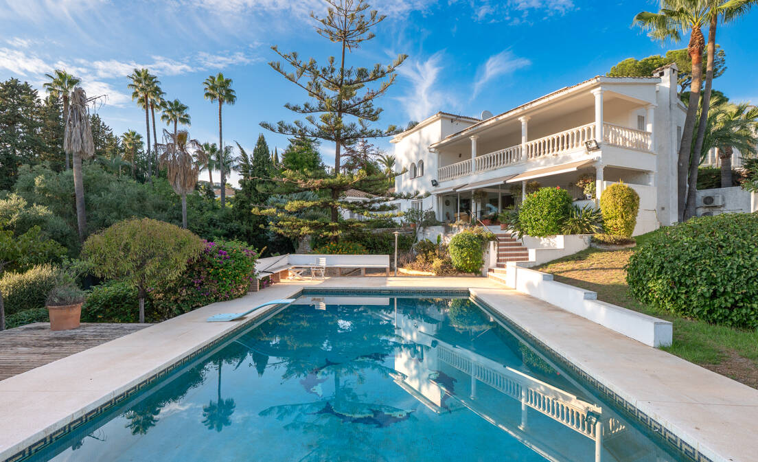 This beautifully designed detached villa with 5 bedrooms boasts a magnificent garden with direct private access to the golf course...