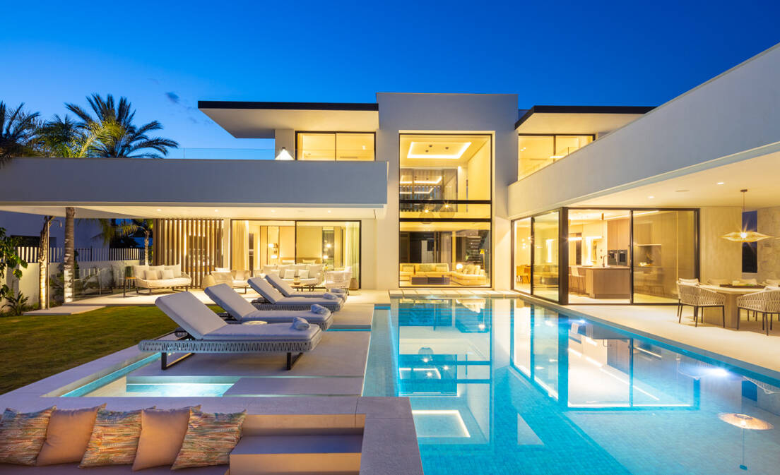 In der prestigeträchtigen Gegend Las Brisas von Nueva Andalucía in Marbella vereint diese moderne Luxusvilla elegante Architektur, zeitgemäßen Komfort und...