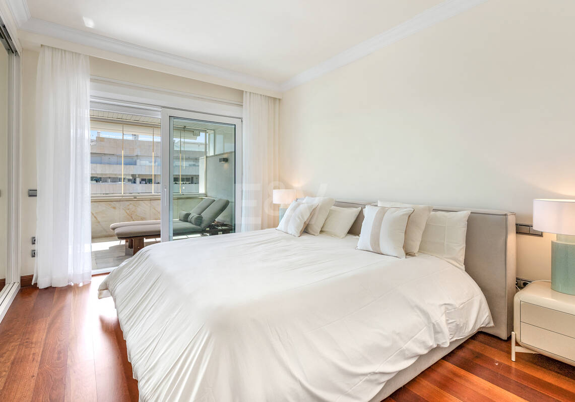 Elegante Wohnung in Marbellas günstigster Strandlage zwischen Nueva Andalucía und San Pedro de Alcántara